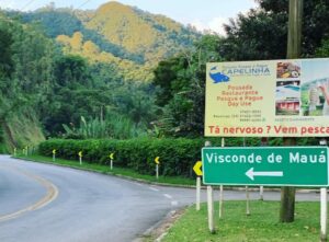 Placa apontando a estrada para Visconde de Mauá
