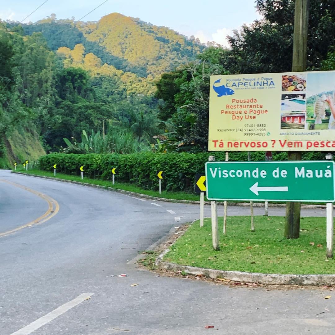 Placa apontando a estrada para Visconde de Mauá