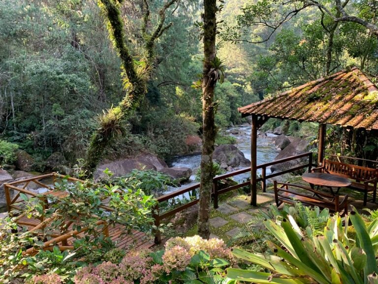 Rio e deck entre a mata da Pousada em Visconde de Mauá, Pousadas em Visconde de Mauá com cachoeiras