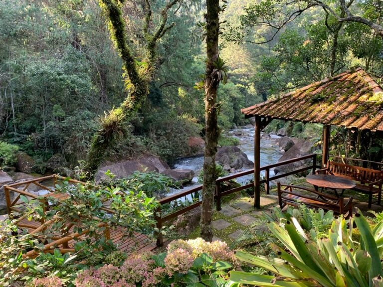 Deck da pousada em Visconde de Mauá ao lado de cachoeiras