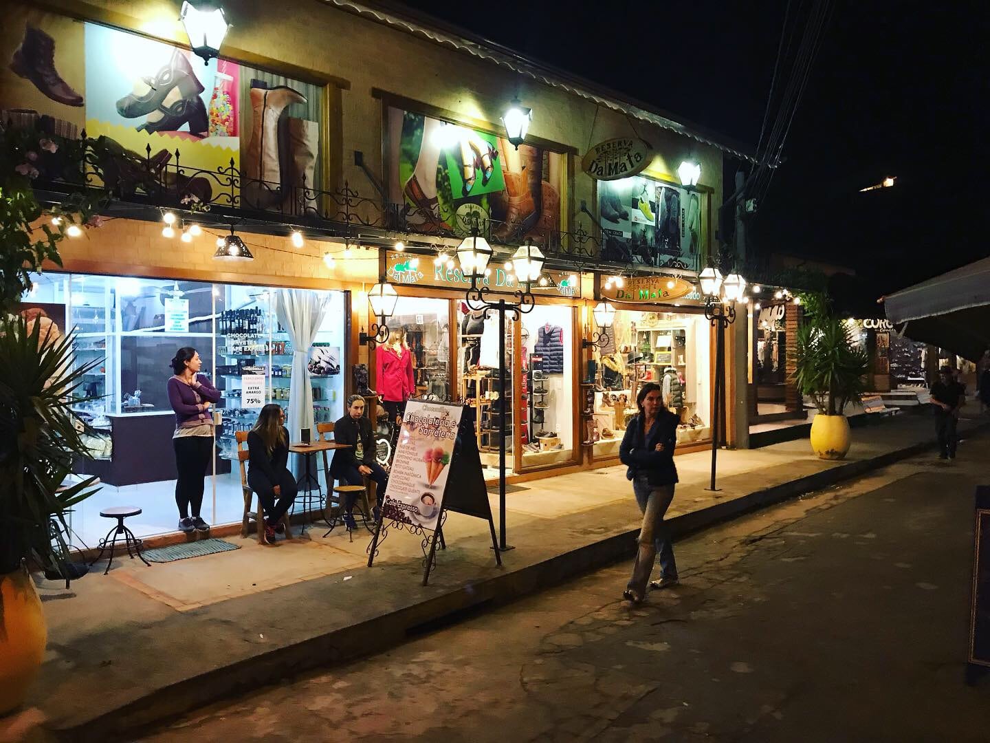 Vila de Maringá e suas lojas á noite em Visconde de Mauá