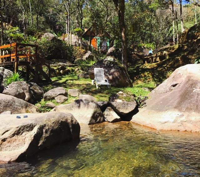 Rio de Visconde de Mauá passando em frente a um chalé