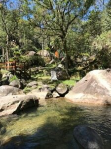 Chalé em Visconde de Mauá com cachoeira no jardim