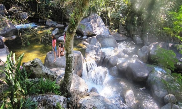 Rio e cachoeira de Visconde de Mauá cortando a pousada