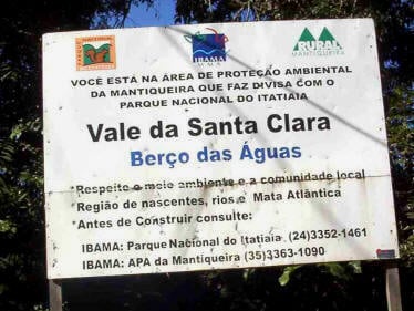 Placa sinalizando o vale onde está a cachoeira da Santa Clara