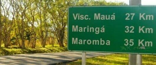 Placa na estrada principal de Visconde de Mauá