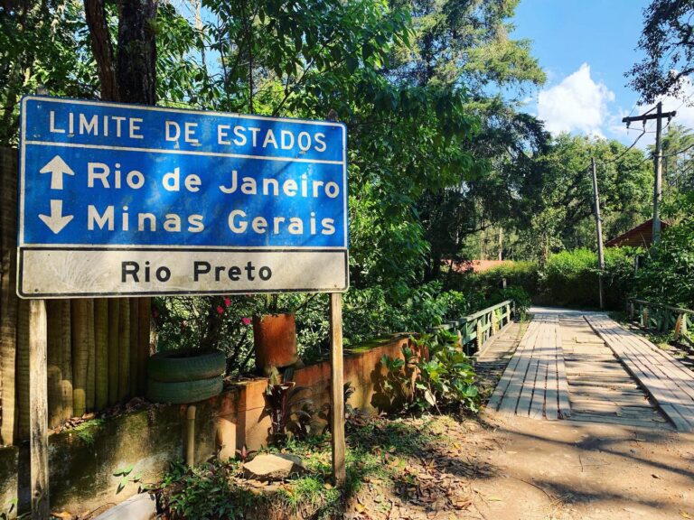 Placa sinalizando a divisa de estadp de Minas gerais com Rio de Janeiro na estarda para Visconde de Maua
