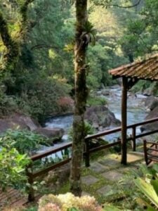 Deck de madeira ao lado do rio em Visconde de Mau&aacute;