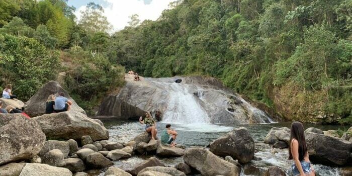 Turistas curtindo a cachoeira em Visconde de Mauá