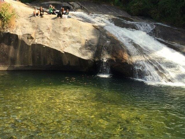 Piscina natural de uma cachoeira em Visconde de Mauá