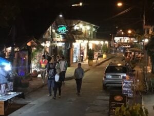 Pessoas passeando a noite na principal rua comercial da vila de Maringá