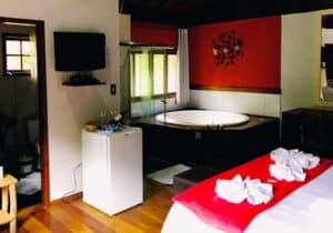 Banheira e tv do Chal&eacute; Azalea da Pousada Jardim das &Aacute;guas em Visconde de Mau&aacute;.