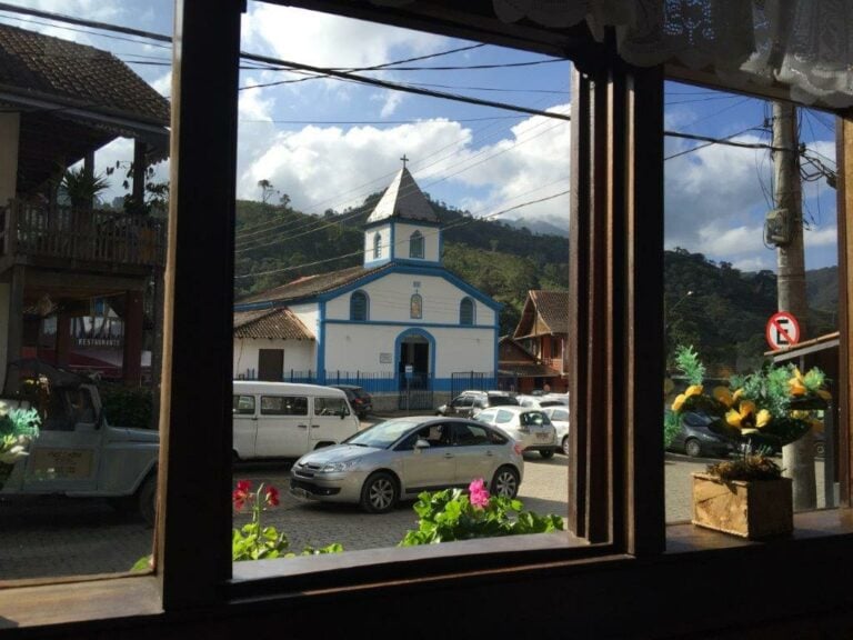 Igreja da Praça da vila da Maroma com Igreja e botecos de Visconde de Maua