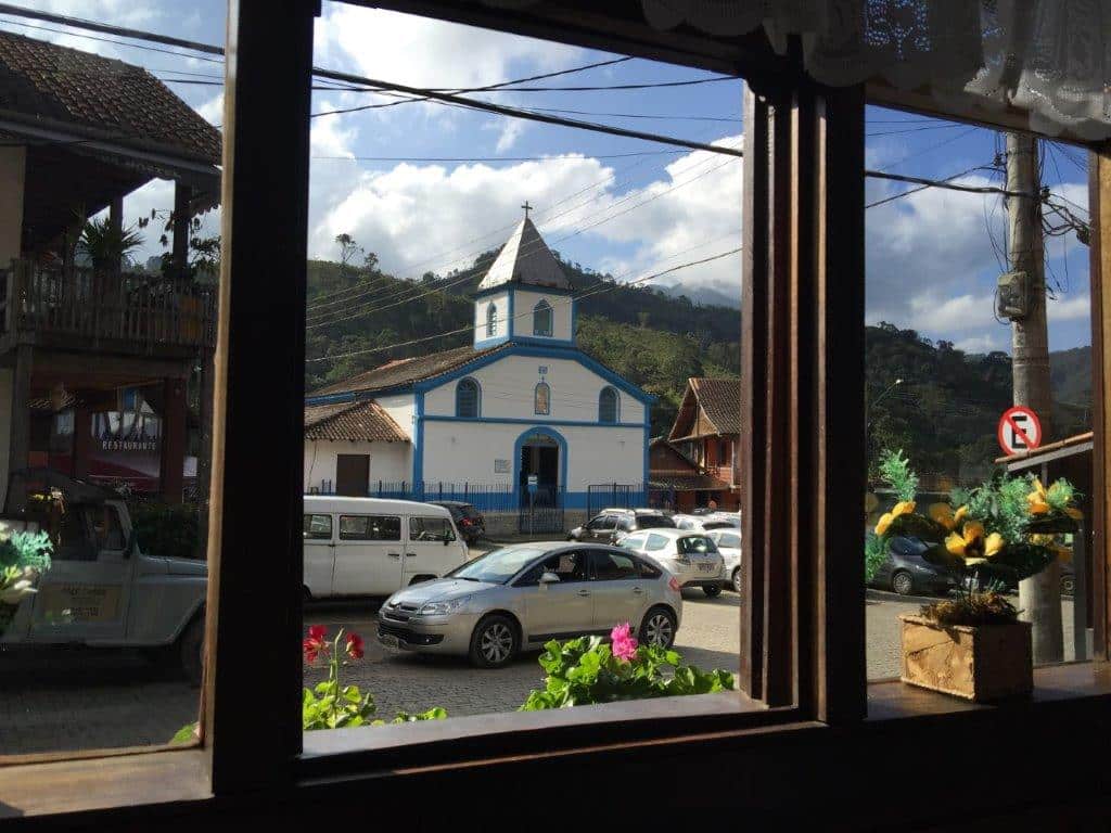Igreja da Praça da vila da Maroma com Igreja e botecos de Visconde de Maua