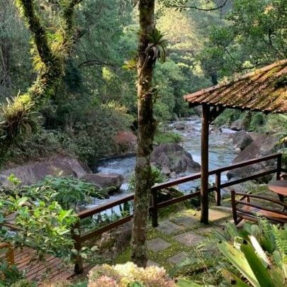 Deck de madeira ao lado do rio em Visconde de Mauá