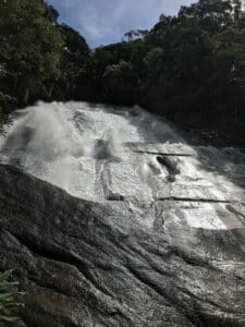 Cachoeira alta com um paredão de pedra em Visconde de Maua