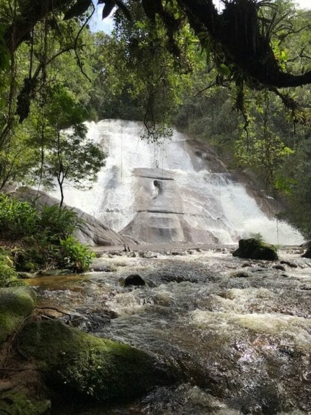 Cachoeira descendo em paredão alto no vale da Santa Clara em visconde de Maua.