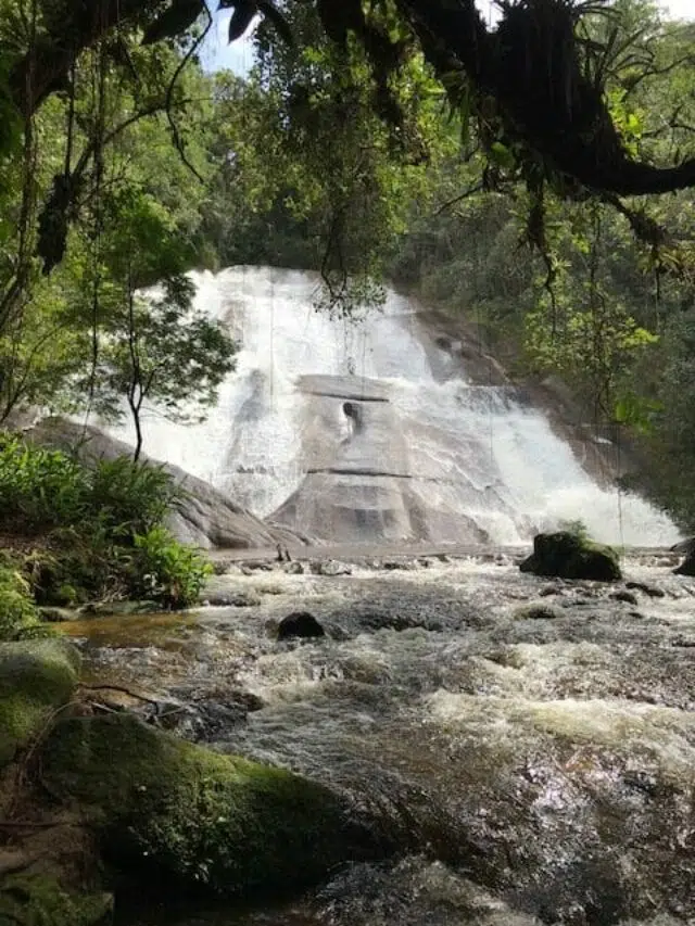 Aguas ecoando do alto da Cachoeira da Santa Clara em meio a mata ciliar de Visconde de Maua