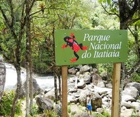 Placa do Parque Nacional de Itatiaia em Visconde de Maua