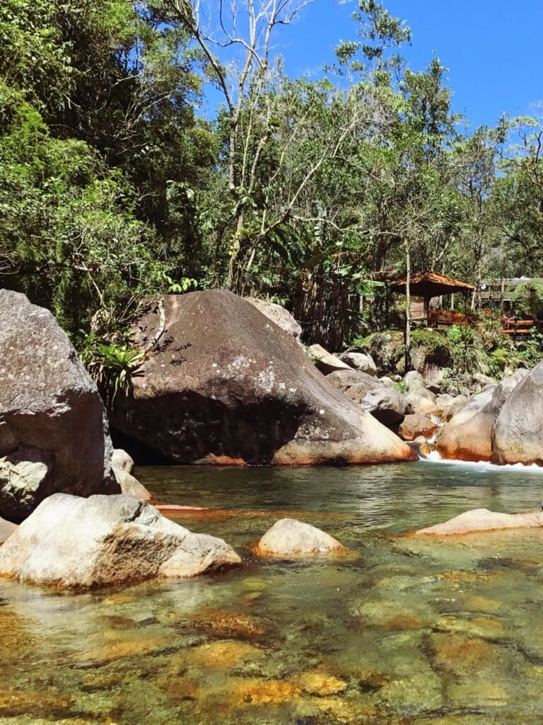 Rio com águas transparentes num leito de pedras em Visconde de Mauá