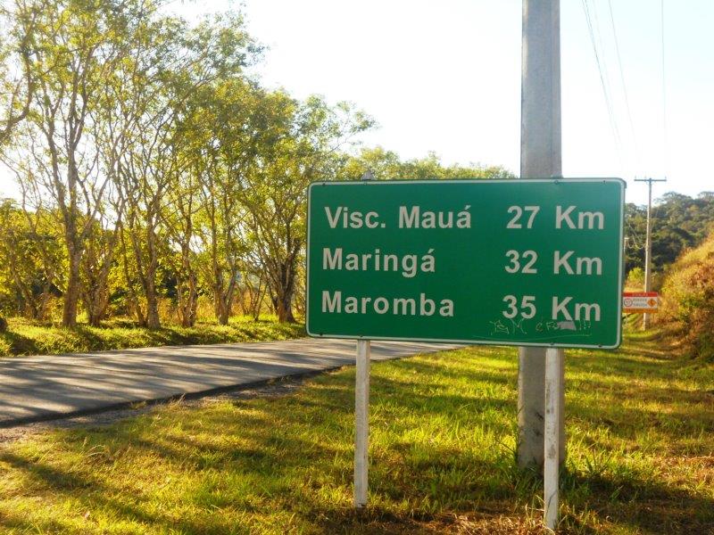 Placa sinalizando a distância principal de Visconde de Mauá