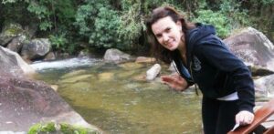 Mulher dando oi na cachoeira em visconde de maua