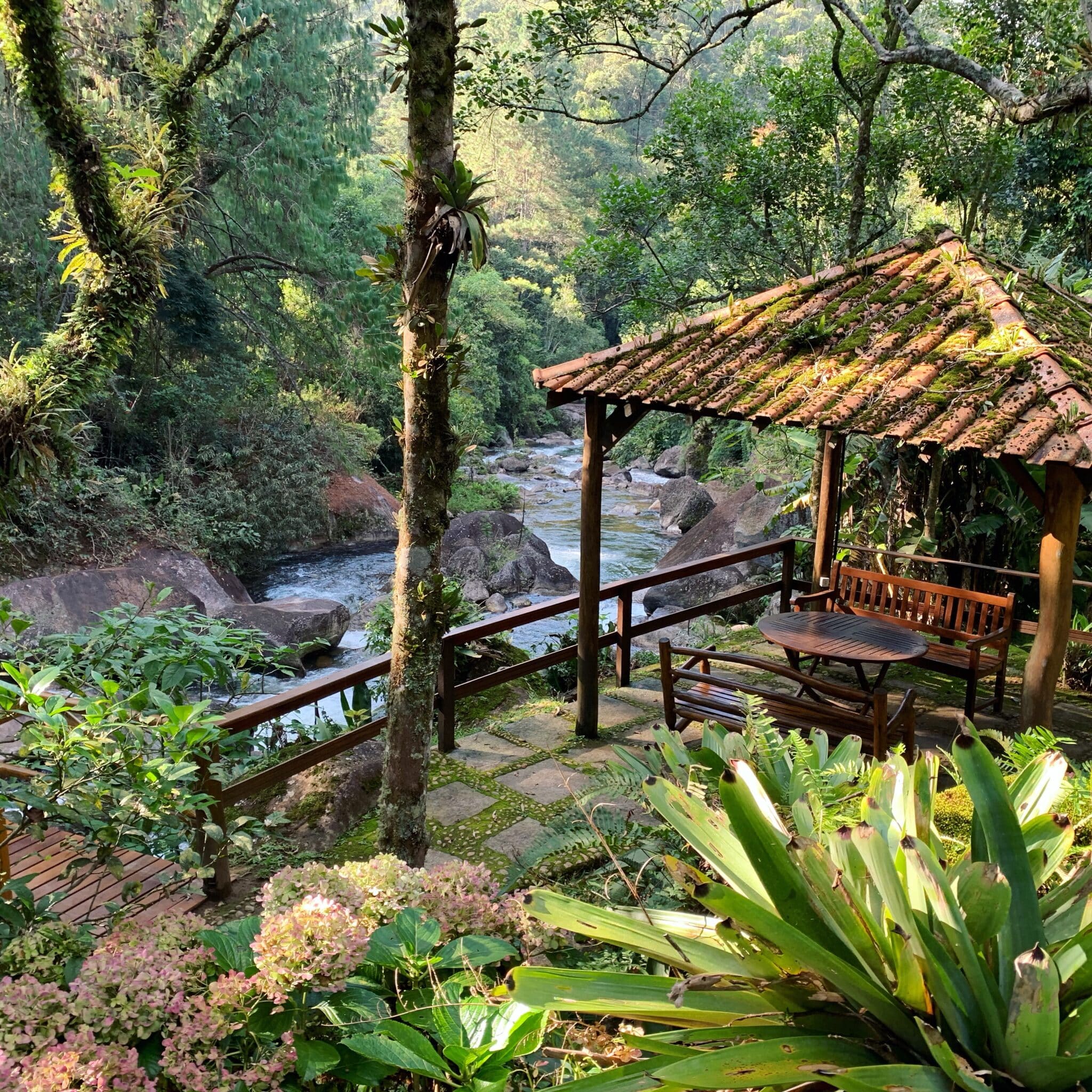 Rio cristalino passando na frente do chalé na vila da Maromba