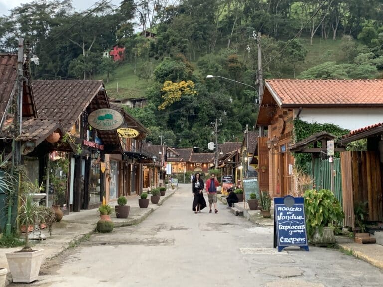 Rua do comercio com pessoas caminado entre lojas , Visconde de Mauá