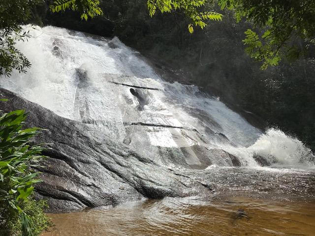 Cachoeira com paredão de pedra de granito e águas cristalinas no Parque Ncional de Itatiaia