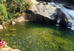 Mulher apreciando a vista da Cachoeira em em Visconde de Maua