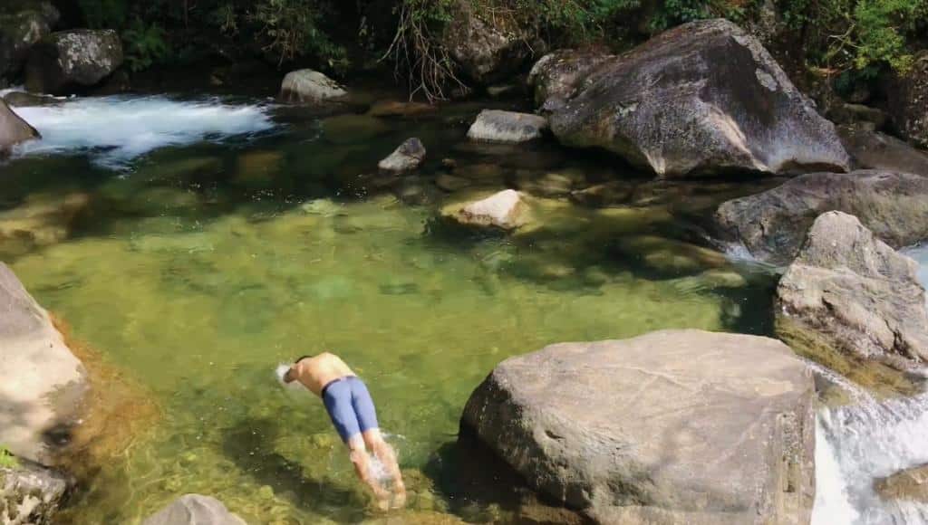 Homem dando um mergulho no rio em Visconde de Mauá