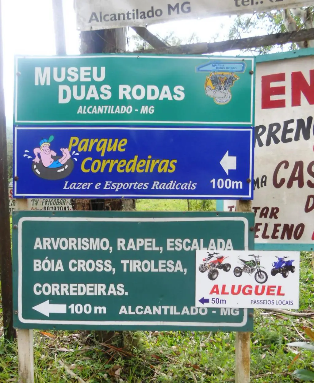 Placa sinalizando o Parque corredeira e Museu duas rodas