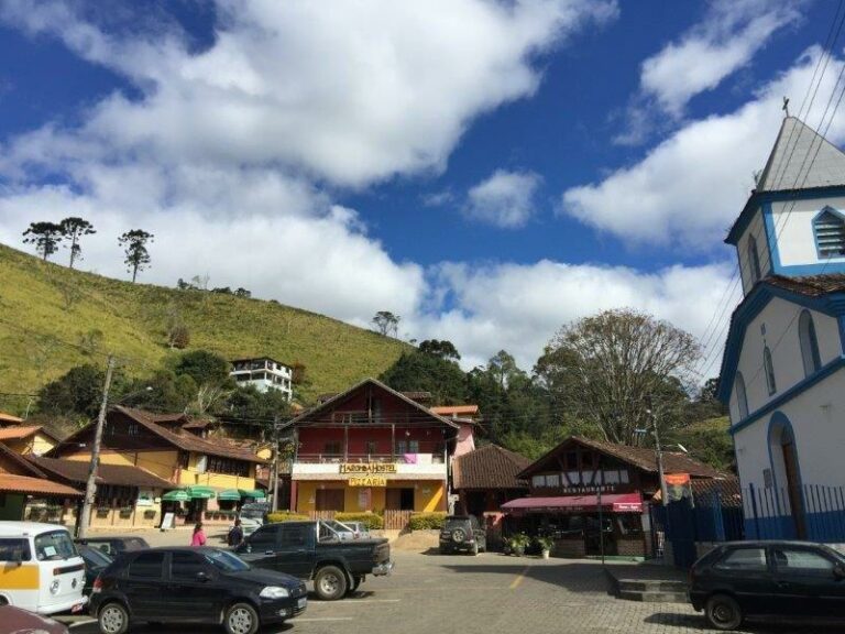 Praça da Maromba em dia ensolarado na vila da Maromba, Visconde de Maua RJ