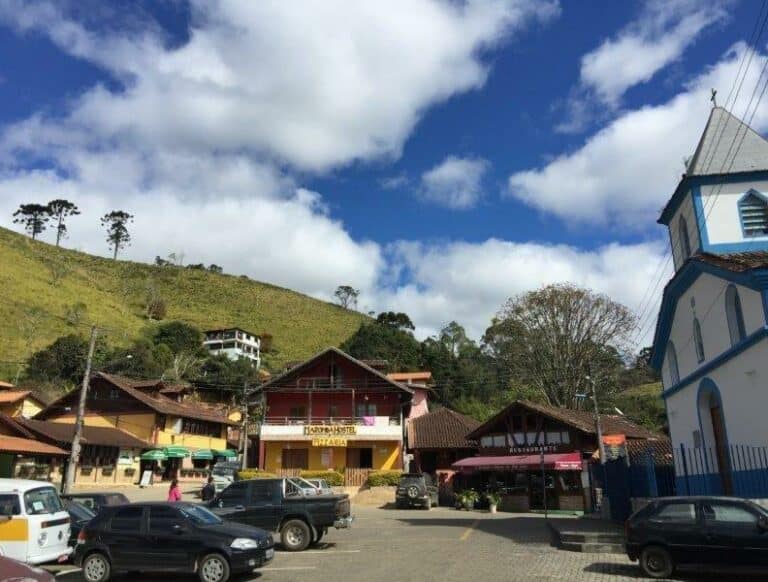 Praça da Maromba em Visconde de Mauá com lojas e a igreja local