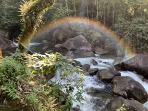 Rio com arco íris sobre o rio em Visconde de Maua