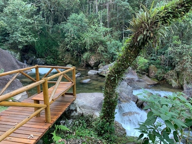 Deck de madeira na margem do rio em Visconde de Mauá