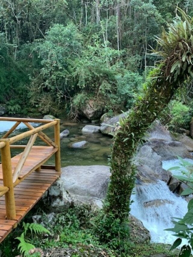 Deck de madeira na margem do rio em Visconde de Mauá