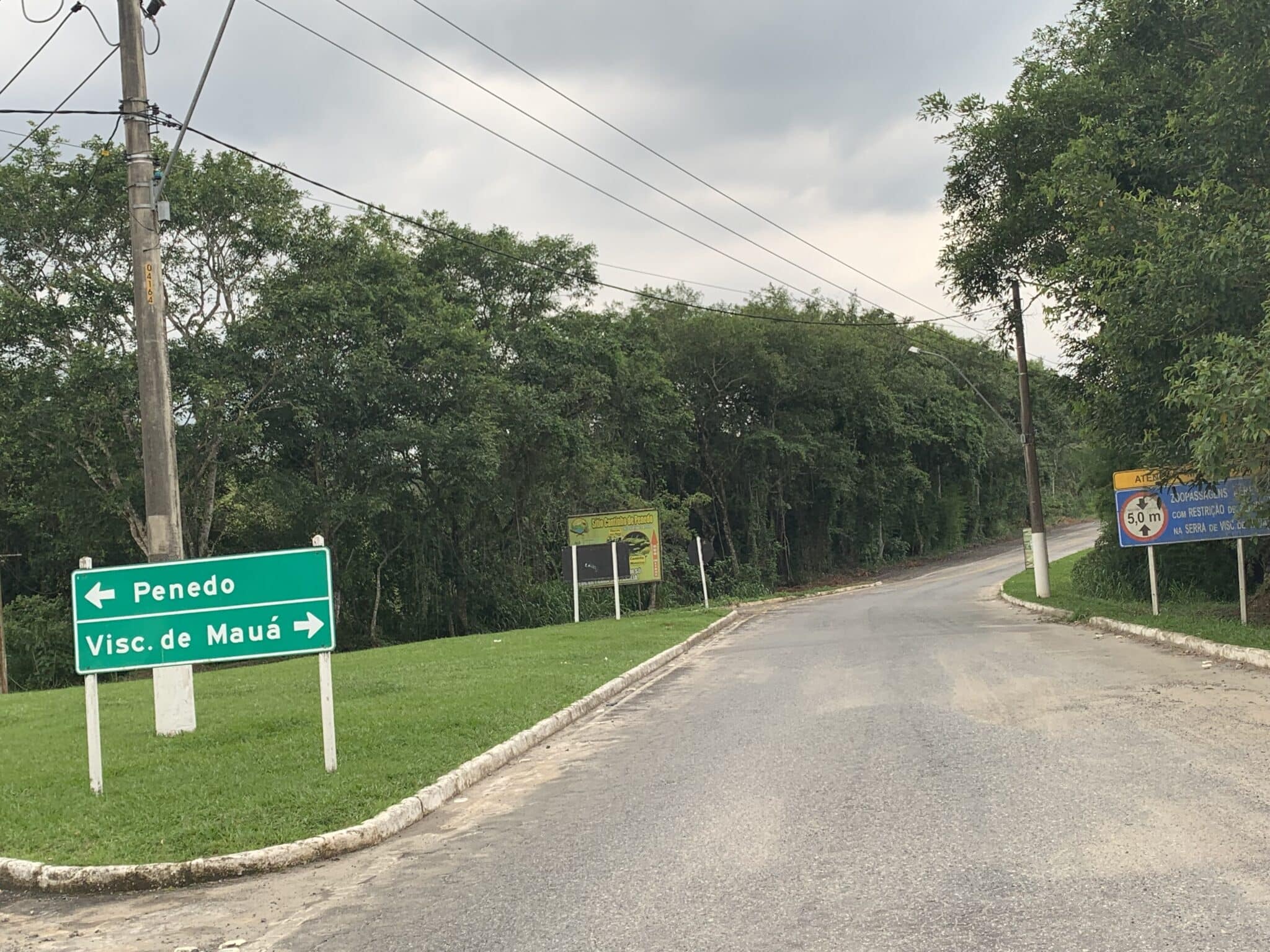 Placa sinalizando a Estrada para Visconde de Maua