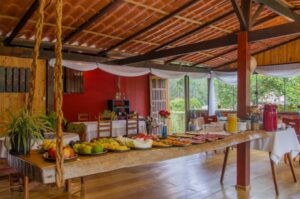 Cfáe da manha colonial com frutas e produtos típicos da montanha