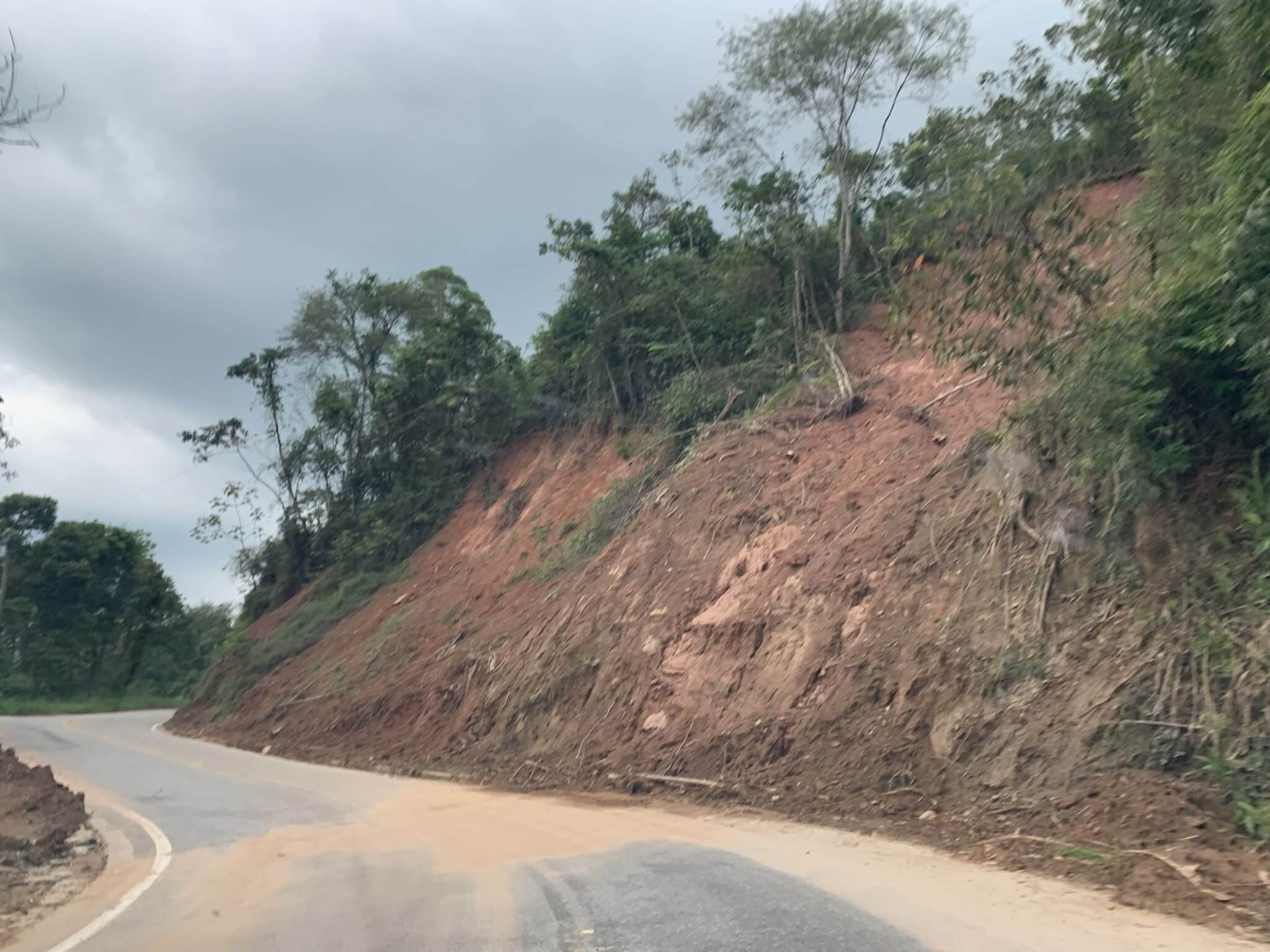 Barranco de barro na estrada para Visconde de Maua