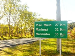 Placa na estrada de visconde de maua sinalizando a distância para as vilas