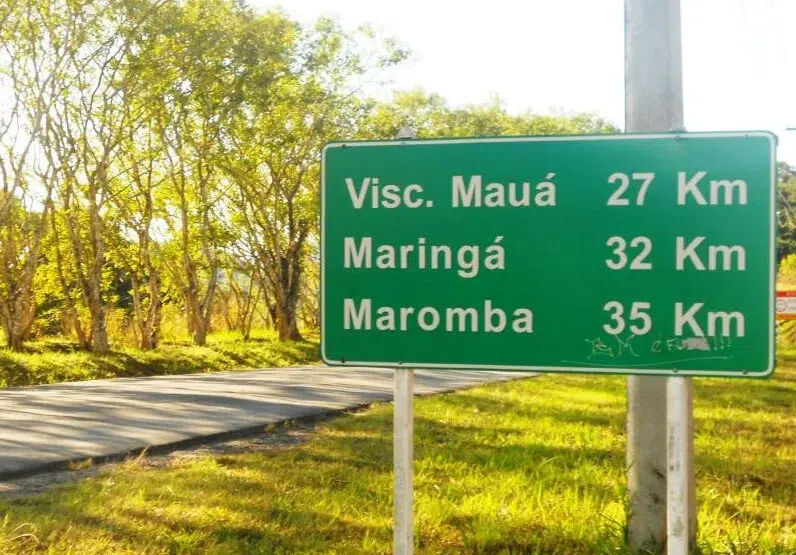 Placa sinalizando a distância da Vila de Visconde de Mauá, Maringa e Maromba