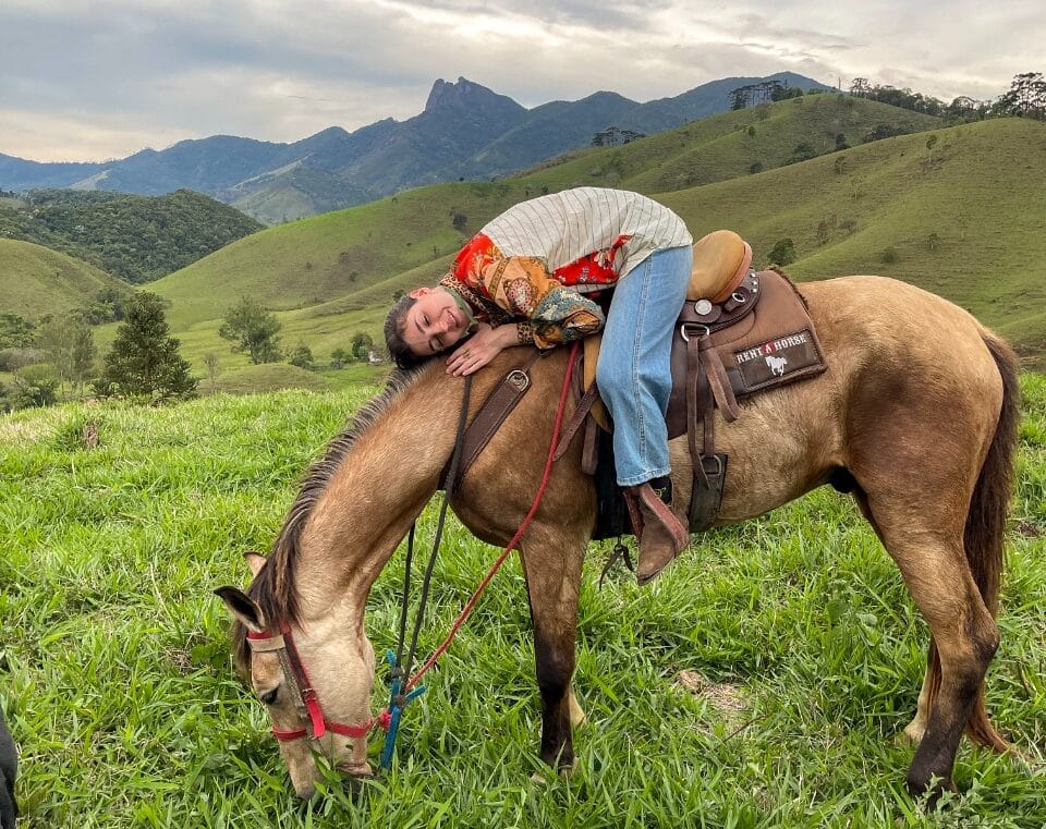 Mulher em cima do cavalo em Visconde de Mauá.