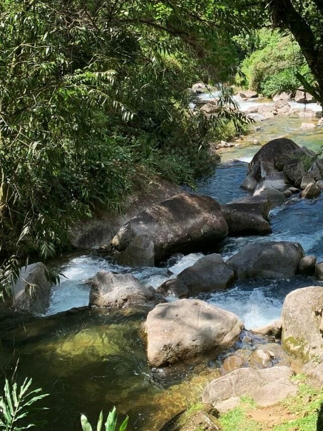 Rio descendo a montanha entre pedras