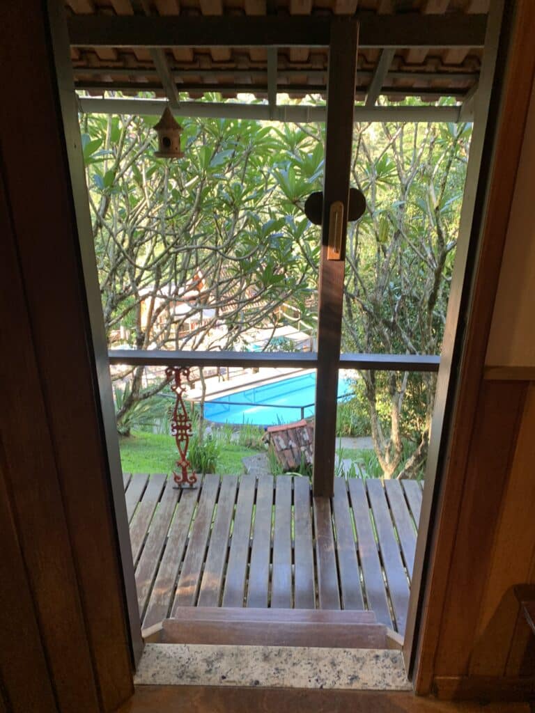 Vista da piscina através da janela aberta em Visconde de Mauá