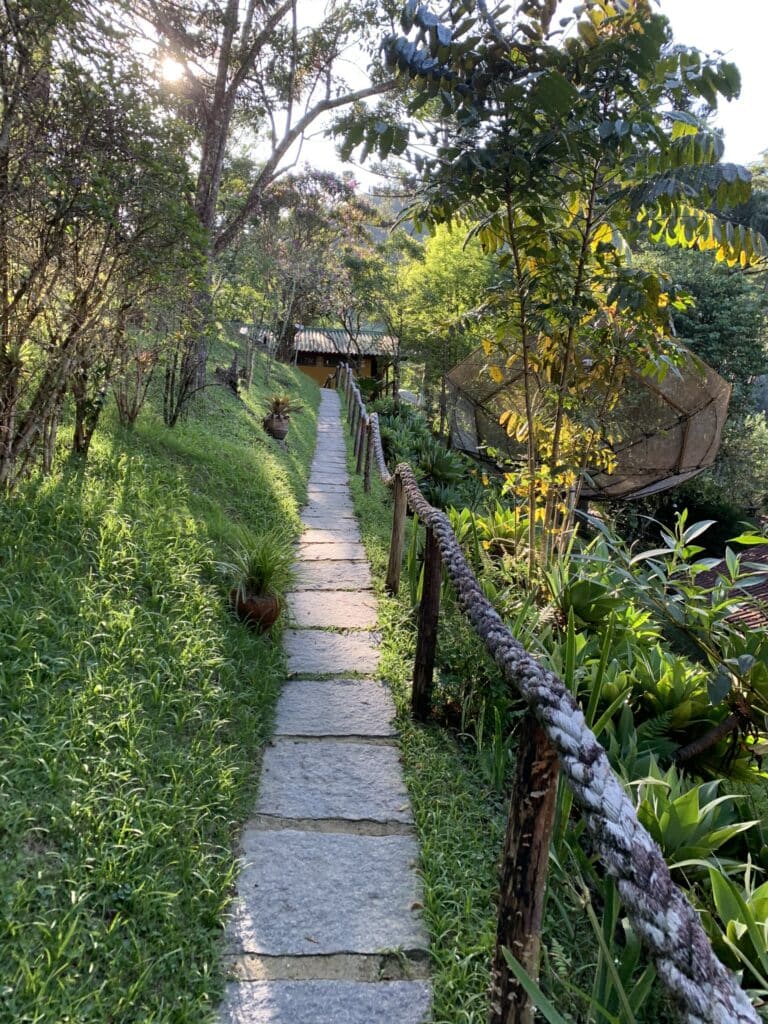 Caminho de pedra e chalé no fundo