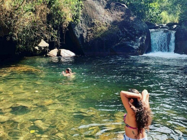 Mulher tomando sol no poço da Maromba em Visconde de Mauá