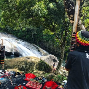Produtos de artesanato ao ar livre na cachoeira do Escorrega