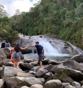 Turistas desfrutando a vista das cachoeiras em Maromba