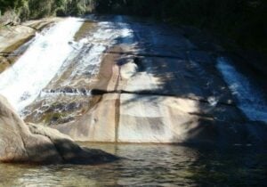 Cachoeira com queda de águas alta no vale da Santa Clara